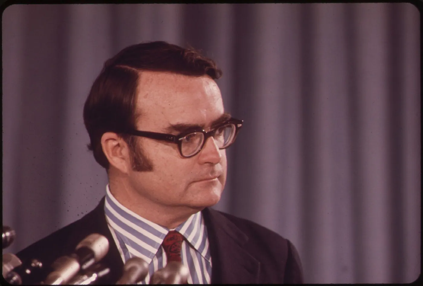 美国环保署首任署长威廉·拉克尔肖斯，1972年5月（查尔斯·奥里尔为“记录美国”项目摄）。一个月后，他签署命令撤销 DDT 在美国的绝大部分用途；2001年的《斯德哥尔摩公约》又把这条禁令写进了国际法。