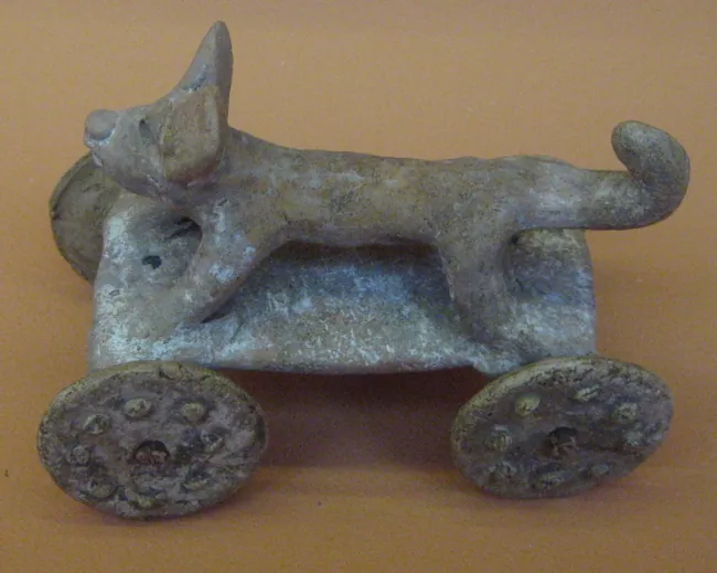 A ceramic dog on a wheeled platform from Veracruz, 450–650 CE (Los Angeles County Museum of Art). The wheel and axle are plain to see, yet Mesoamerica never used the wheel for transport.